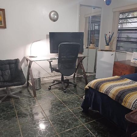 Snug Minimalist Full Bed With 50 Inch Smart Tv, Netflix, Airplay, Mini-Fridge, And 500 Mbps Wifi Near Fiu, Dolphin Mall, Airport Μαϊάμι Εξωτερικό φωτογραφία
