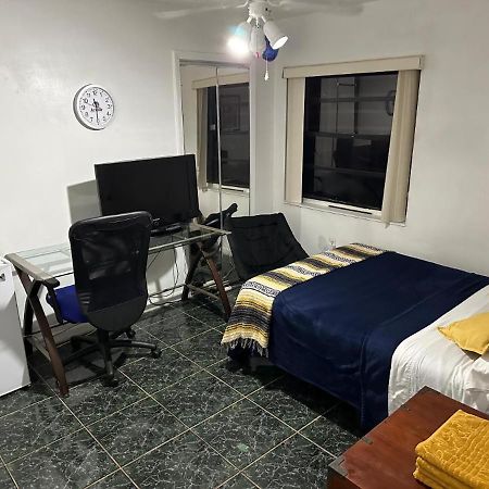 Snug Minimalist Full Bed With 50 Inch Smart Tv, Netflix, Airplay, Mini-Fridge, And 500 Mbps Wifi Near Fiu, Dolphin Mall, Airport Μαϊάμι Εξωτερικό φωτογραφία