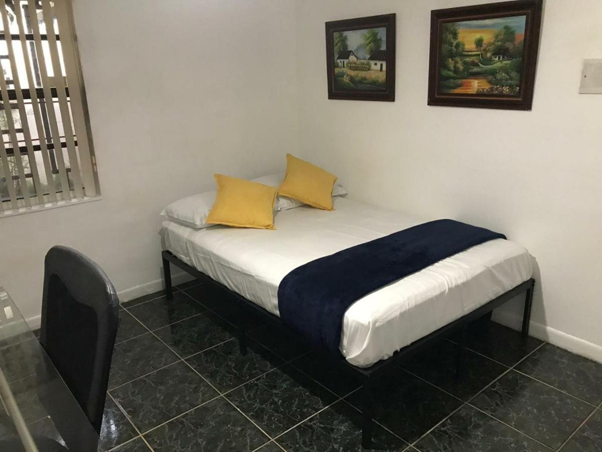 Snug Minimalist Full Bed With 50 Inch Smart Tv, Netflix, Airplay, Mini-Fridge, And 500 Mbps Wifi Near Fiu, Dolphin Mall, Airport Μαϊάμι Εξωτερικό φωτογραφία